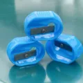 Vista de primer plano de los detalles de sacapuntas manuales ovalados azules. - Azul