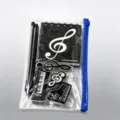 Detalles del juego de papetería musical con cuaderno, lápices y bonitos clips de piano. - Juego de Notas Negro