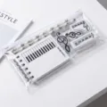 Set de papelería con temática musical en blanco y negro con cuaderno de piano y lápices. - Juego de Piano Blanco
