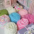 Flauschiges Chenille-Garn Detail, weiche Pastellfarben für DIY Geschenke und Heimhandarbeiten. - Grün