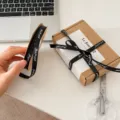 Schwarzes Geschenkband mit weißem Aufdruck zum Verpacken und Dekorieren von Geschenken. - 1m / Schwarz