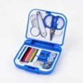 Kit de couture mini portable avec fils colorés, aiguilles et ciseaux de voyage - Bleu Saphir