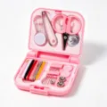 Boite de kit de couture mini portable avec fils colores aiguilles ciseaux et boutons voyage. - Rose Clair