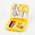Boîte de kit de couture mini portable avec fils colorés, ciseaux, aiguilles et boutons voyage. - Jaune Citron