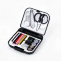 Kit de costura de viaje mini portátil en estuche negro con tijeras hilos y agujas. - Negro