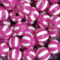 Primer plano detallado de cuentas redondas acrílicas a rayas rosas y blancas para joyería DIY. - Rosa rojo