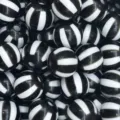 Detalles en primer plano de cuentas de acrílico con rayas blancas y negras para bisutería. - Negro y Blanco