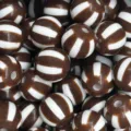 Primer plano detallado de cuentas acrilicas rayas marrones blancas para joyeria DIY. - Café