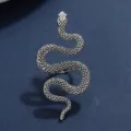Vista detallada de pendiente serpiente punk retro de aleacion con textura de escamas. - Anillo de plata antigua