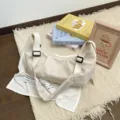 Minimalistische einfarbige Nylon Umhängetasche, lässige tägliche Halbmond Handtasche. - Gebrochenes Weiß