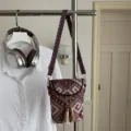 Ethno Web-Umhängetasche für Damen mit buntem Riemen und Quasten, Vintage Schultertasche. - Roter Stil