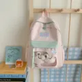 Rosa farbblockierender Schüler-Rucksack mit klarer Vordertasche und Plüschtieren für die Schule. - Mit Anhänger / L / Rosa