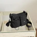 Schwarze Nylon Umhängetasche mit vielen Taschen und lässigem Design für den Alltag. - Schwarz