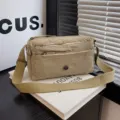 Minimalistische Nylon Umhängetasche für Damen, vielseitige Freizeittasche mit Fächern - Khaki