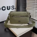 Grüne Nylon-Umhängetasche mit mehreren Taschen, lässige Alltagstasche für Pendler. - Grün