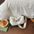 Weiße Nylon Knödel Umhängetasche, lässige, leichte Freizeittasche für den Alltag. - Weiß