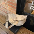 Minimalistische Nylon Halbmond Umhängetasche, lässige einfarbige Dumpling Tasche für Damen. - Gebrochenes Weiß