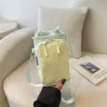 Farbblock Umhängetasche für Handys in Pastellgrün und Gelb, stylische Freizeittasche. - Grün