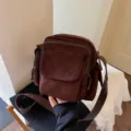 Braune Wildleder Umhängetasche mit mehreren Fächern, lässige Schultertasche für Alltag. - Kaffee