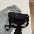 Schwarze Nylon Halbmond Umhängetasche, lässige, leichte Crossover-Tasche für Damen. - Schwarz
