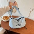Borsa a tracolla leggera in nylon azzurro chiaro per donne pendolari e uso quotidiano. - Blu