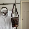 Ethische gewebte Umhängetasche für Damen mit buntem Gurt und Quasten schicke Schultertasche - Variante Braun