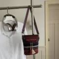 Ethische gewebte Umhängetasche mit buntem Gurt und stilvollem Quasten-Anhänger für Damen. - Stil 2 Rot
