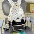 Niedlicher Studenten Rucksack Ita Bag mit großer Kapazität für Schule Pendeln Reisen - Schwarz Mit Anhänger