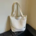 Minimalistische beige Shopper Tasche mit silbernem Sternenmuster, große Umhängetasche Alltag. - Weiß