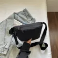 Schwarze Nylon Umhängetasche Freizeittasche Brusttasche mit verstellbarem Gurt für Alltag. - Schwarz