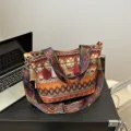 Böhmischer gewebter Shopper mit buntem geometrischem Gurt und hübschen Quasten für Damen. - Orange