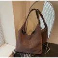 Braune Hobo-Tasche aus Wildleder-Optik, große Retro-Umhängetasche für Damen im Alltag. - Braun