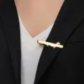 Primer plano de un pasador de corbata de acero inoxidable dorado, detalle elegante. - Forma de Perro / Dorado
