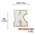 Toppa con lettera K in ciniglia e bordo dorato, adesivo per ricamo di riparazione vestiti. - Lettera K / Bianco / Autoadesivo