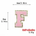 Toppa lettera F in ciniglia rosa con bordo glitterato dorato, accessorio adesivo fai-da-te. - Lettera F / Rosa / Autoadesivo