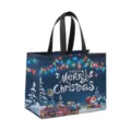 Détail de sac de shopping non-tissé laminé de Noël, design d'emballage cadeau festif. - Poignée Noire Père Noël Scène de Neige (Christmas B01)