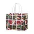 Vue détaillée du sac cabas de Noël en intissé, motif écossais et éléments festifs. - Poignée Blanche Carreaux Rouge Noir Blanc Bonbons de Noël (Christmas B18)