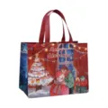 Gros plan détaillé du sac cadeau de Noël en intissé avec illustration festive et poignées rouges. - Poignée Rouge Sapin de Noël Bonhomme de Neige Illustration (Christmas B19)