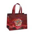 Vue détaillée du sac cabas de Noël en intissé rouge avec impression de boule à neige. - Boule de Neige de Noël Dorée Rouge (Christmas Gilding A12)