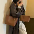 Retro geflochtene Leder Handtasche für Damen, stilvolle große Schultertasche und Clutches Set. - Braun