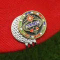 Gros plan du clip de chapeau de golf magnétique avec marqueur de balle jeton de poker en émail. - Style L01 / Clip de Chapeau en Nickel Brillant