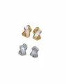 Vue détaillée de boucles d'oreilles croisées en nacre et zircone aux belles finitions. - Or