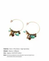 Gros plan détaillé de boucles d'oreilles créoles perlées avec turquoises et œil-de-tigre. - Style Perlé à Gland