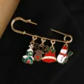 Weihnachts Sicherheitsnadel Brosche mit süßen Anhängern wie Rentier, Schneemann und Glocke. - Schneemann-Hütten-Stil (12199) / KC Gold