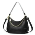 Vue détaillée du sac porté épaule noir texturé avec chaîne dorée élégante et lanière. - Noir