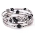 Mehrschichtiger Wickelarmreif mit schwarzen Perlen und silbernen Metallanhängern für Damenmode. - Schwarzer Achat Armband