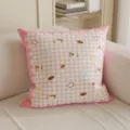 Detalle de cojín decorativo rosa a cuadros, cómodo cojín de sofá con bonito bordado. - Doble Cara 35x35cm (Funda Sin Relleno) / Diario de Mascotas a Cuadros-4
