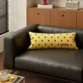 Vista detallada de cojín largo con estampado de corazones amarillos, funda cómoda. - Patrón de Doble Cara 30x50cm (Fundas Sin Relleno) / Corazón Amarillo Retro Largo Rectangular