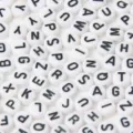 Witte acryl letter kralen ronde alfabet kralen voor DIY handgemaakte armbanden set. - Wit en Zwart Letter Platte Kralen Willekeurig