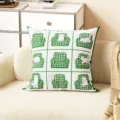 Gros plan sur le coussin avec motif de chat vert, doux et confortable pour votre canapé. - Pain Grille Vert